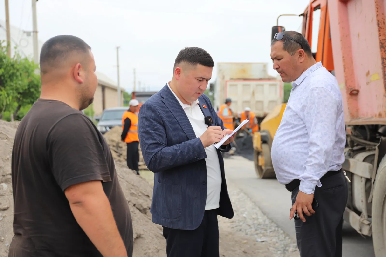 Манас шаардык кеңешинин төрагасы Аскат Талант уулу Манас шаарынын Жол башкармалыгынын ишмердүүлүгү менен жеринде таанышты. Иш-чарага коммуналдык чарба боюнча мэрдин орун басары Нурказы Маданов катышып, тармактагы иштер анын көзөмөлүндө жүргүзүлүп жатканы 