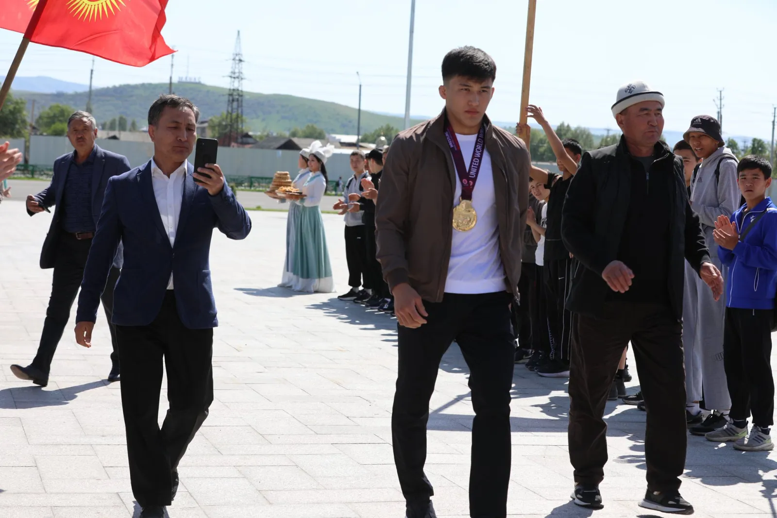 АЗИЯ ЧЕМПИОНАТЫНДА АЛТЫН МЕДАЛЬ ТАГЫНГАН СПОРТЧУНУ САЛТАНАТТУУ ТОСУП АЛЫШТЫ