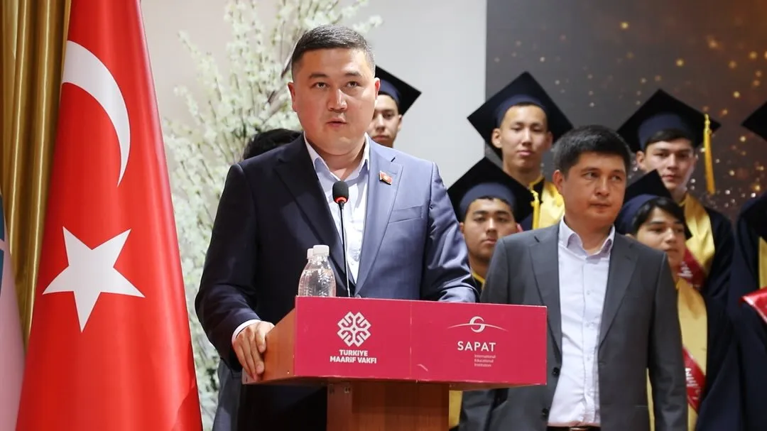 Бүгүн, 29-май күнү Манас шаарынын бардык мектептеринде “Акыркы коңгуроо” салтанаты белгиленүүдө. Алардын катарында Курманбек баатыр атындагы лицейде да бүтүрүүчүлөр үчүн салтанаттуу иш-чара уюштурулду.