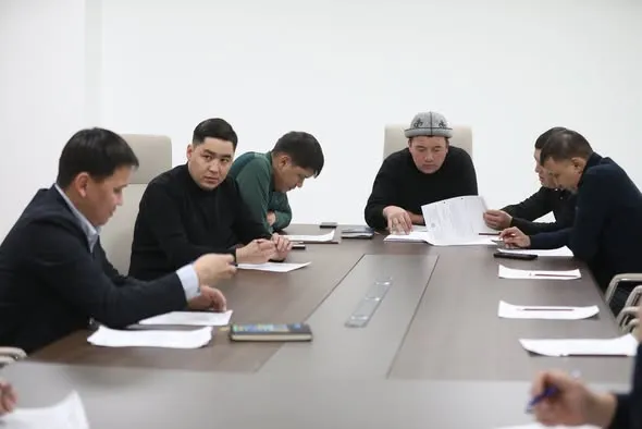 МАНАС ШААРДЫК ДЕПУТАТТАР КЕҢЕШИНИН КУРУЛУШ, КОММУНАЛДЫК ЧАРБА МУНИЦИПАЛДЫК МЕНЧИК ЖАНА ЖЕРДИ ПАЙДАЛАНУУ БОЮНЧА ТУРУКТУУ КОМИССИЯСЫНЫН ОТУРУМУ БОЛУП ӨТТҮ