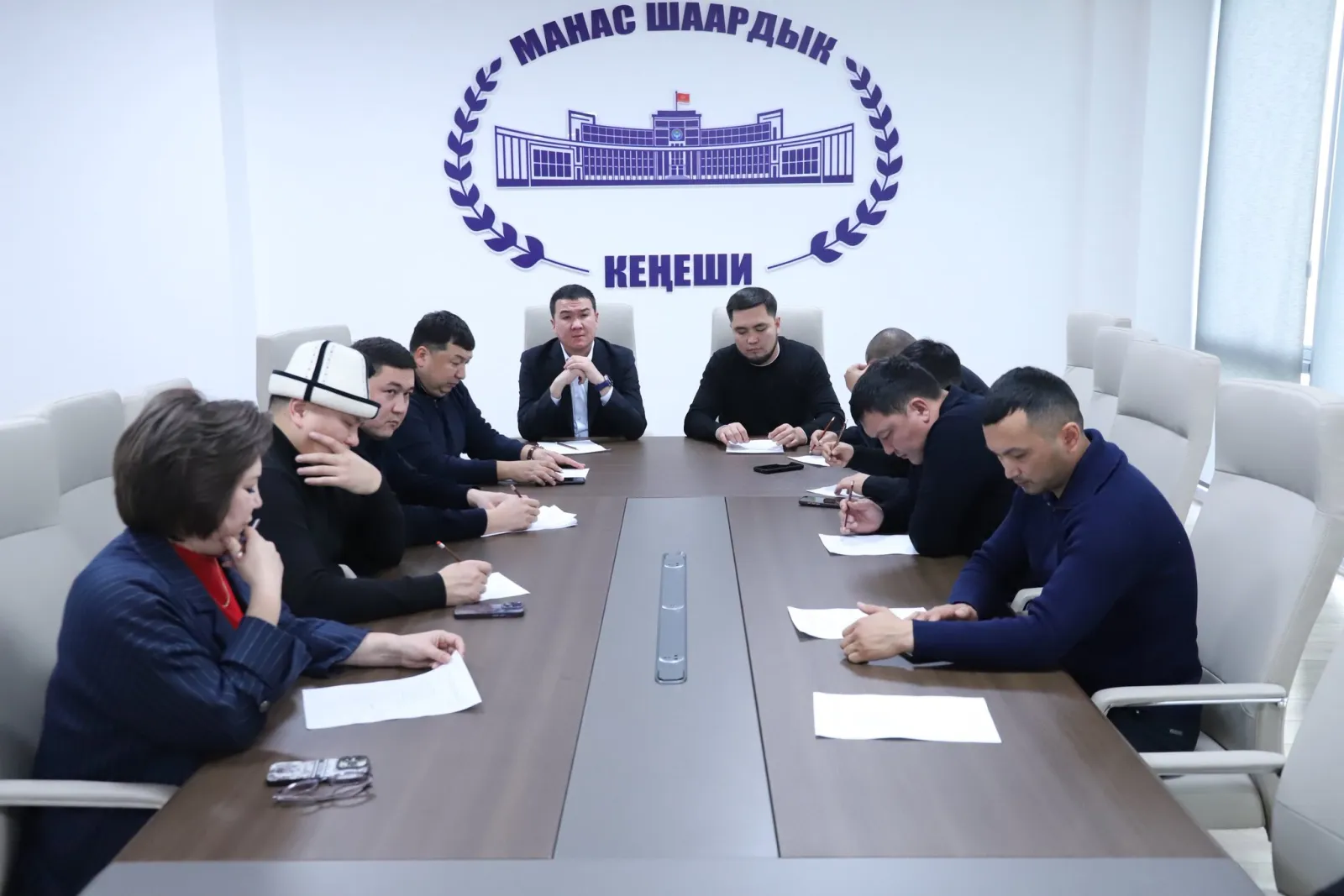 Манас шаардык депутаттар кеңешинин бюджет, экономика, каржы жана салыктар боюнча туруктуу комиссиясынын отуруму болуп өттү.