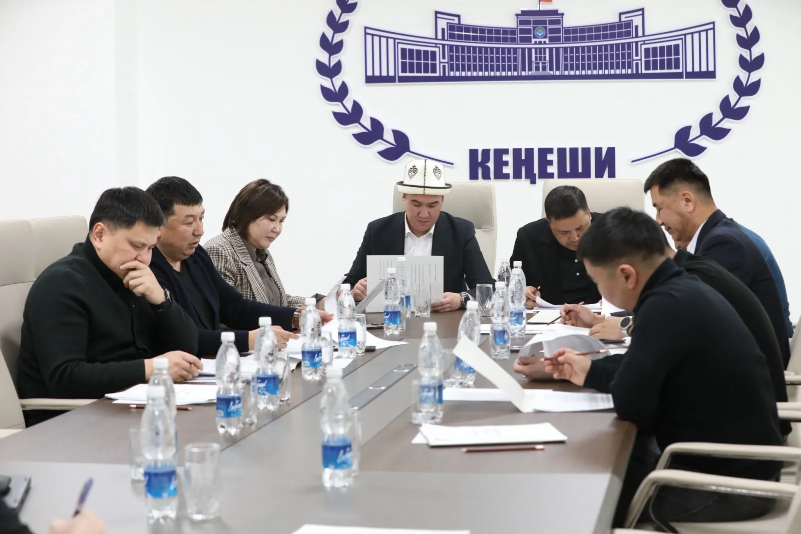 Манас шаардык депутаттар кеңешинин бюджет, экономика, каржы жана салыктар боюнча туруктуу комиссиясы Манас шаарынын 2026-жылга карата жергиликтүү бюджетинин киреше жана чыгаша бөлүктөрүн кароодо. 🔹Отурумга Манас шаардык депутаттар кеңешинин төрагасы Нурти