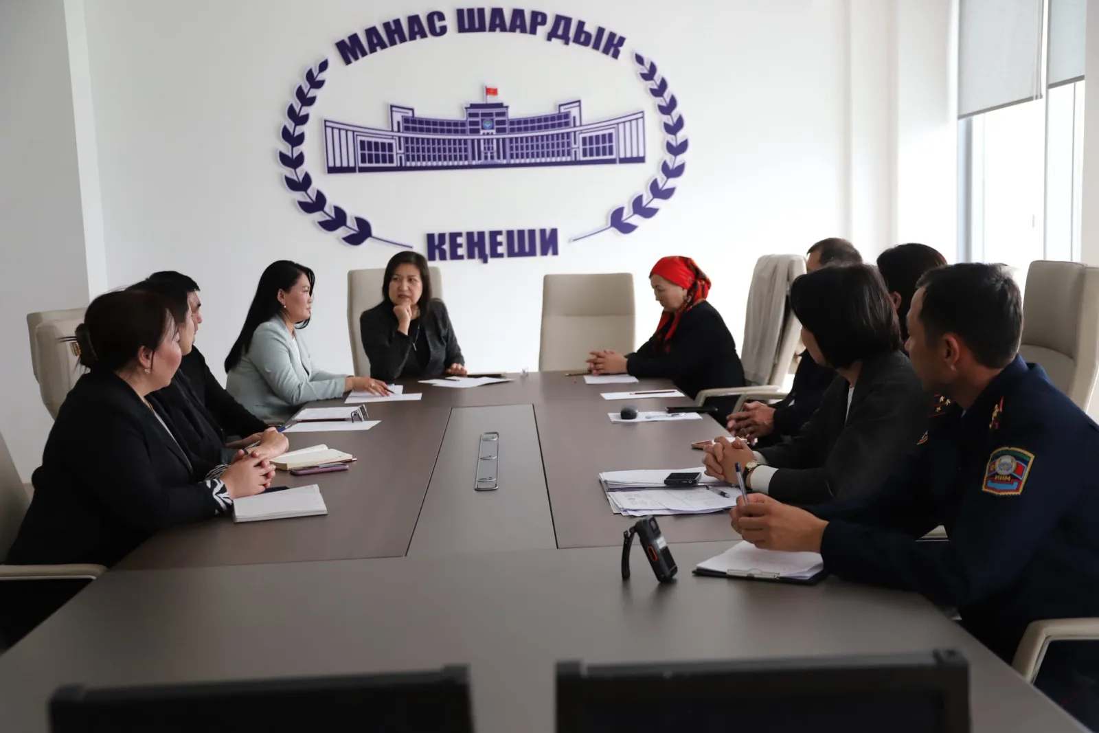 Манас шаардык кеңешинин туруктуу комиссиясынын кезектеги отуруму болуп өттү