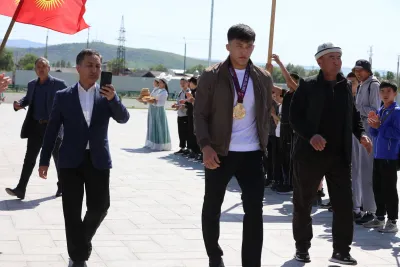 АЗИЯ ЧЕМПИОНАТЫНДА АЛТЫН МЕДАЛЬ ТАГЫНГАН СПОРТЧУНУ САЛТАНАТТУУ ТОСУП АЛЫШТЫ
