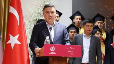 Бүгүн, 29-май күнү Манас шаарынын бардык мектептеринде “Акыркы коңгуроо” салтанаты белгиленүүдө. Алардын катарында Курманбек баатыр атындагы лицейде да бүтүрүүчүлөр үчүн салтанаттуу иш-чара уюштурулду.