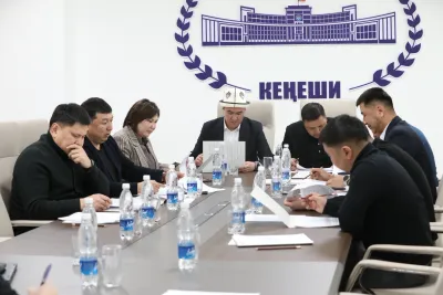 Манас шаардык депутаттар кеңешинин бюджет, экономика, каржы жана салыктар боюнча туруктуу комиссиясы Манас шаарынын 2026-жылга карата жергиликтүү бюджетинин киреше жана чыгаша бөлүктөрүн кароодо. 🔹Отурумга Манас шаардык депутаттар кеңешинин төрагасы Нурти